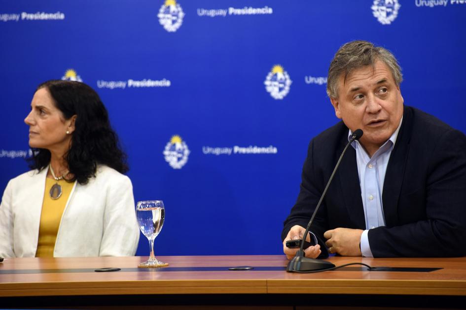 El ministro Omar Paganini explicó los detalles de la baja definida por el Poder Ejecutivo Ministro Paganini junto a ministra Arbeleche; detrás, banner azul de Presidencia