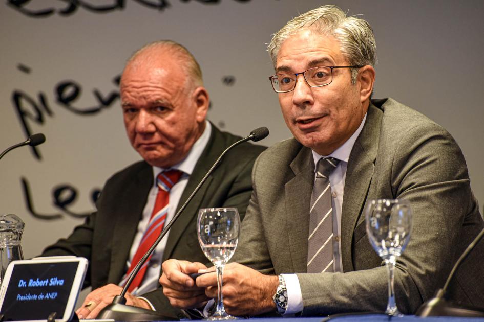 Presidente de ANEP, Robert Silva Habla el presidente de ANEP, Robert Silva; a su lado, Walter Verri