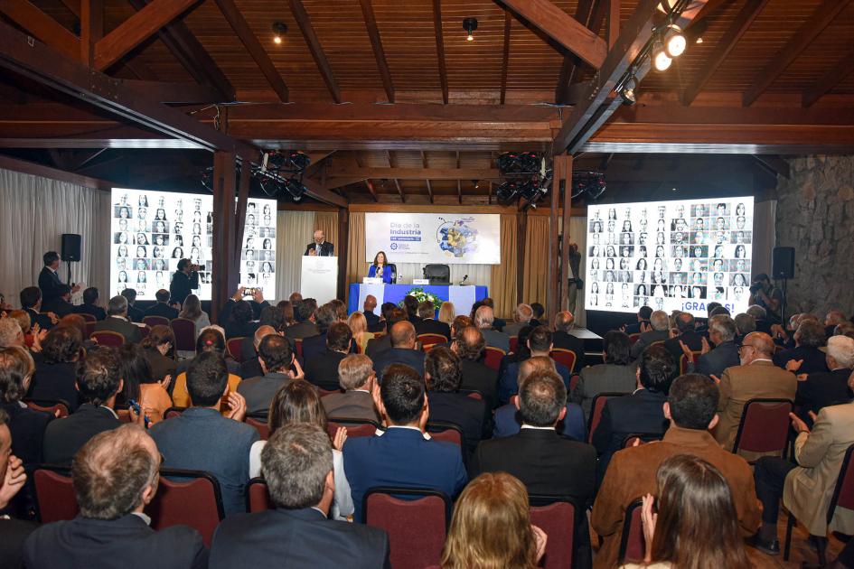 El evento conmemoró los 125 años de existencia de la CIU Público, visto desde atrás; a lo lejo, mesa de autoridades y orador en atril