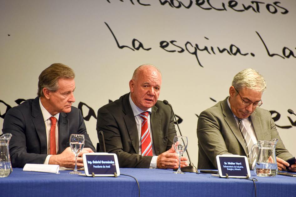 Subsecretario del MIEM, Walter Verri Habla el subsecretario Walter Verri; a su lado, Gurméndez y Silva
