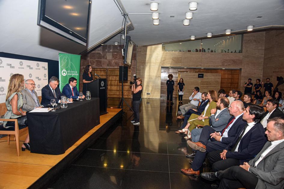 Autoridades y público presente Autoridades y público presente