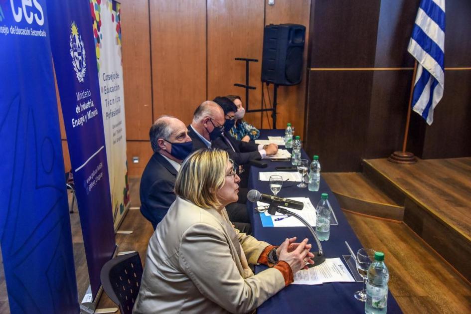 La directora general del CES, Jenifer Cherro, expone en el cierre del Concurso de Eficiencia Energética para centros de UTU y Secundaria que organiza el MIEM