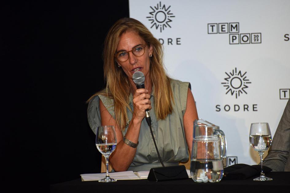 Adela Dubra con su discurso Adela Dubra con su discurso