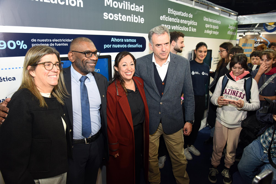 Las autoridades visitaron el stand del MIEM Autoridades, frente al stand del MIEM