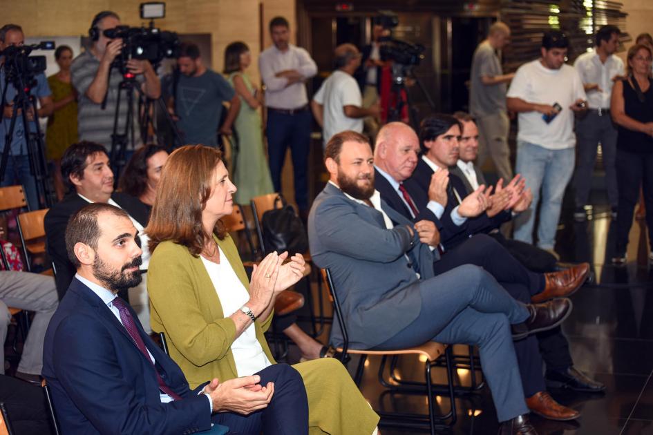 El resto de las autoridades aplaudiendo en la primera fila El resto de las autoridades aplaudiendo en la primera fila