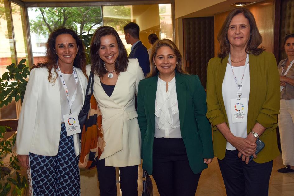 Autoridades de diversos organismos intercambiaron durante el evento De pie, y fuera de la sala: Facio, Pecoy, Mercedes Aramendía y Sauksteliskis