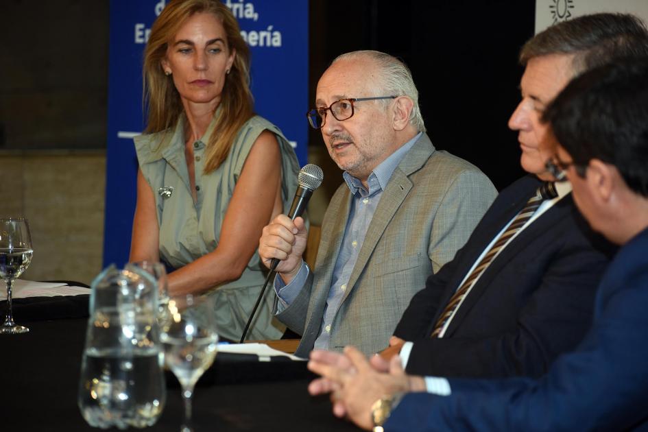 El ministro Pablo Da Silveira haciendo uso de la palabra El ministro Pablo Da Silveira haciendo uso de la palabra