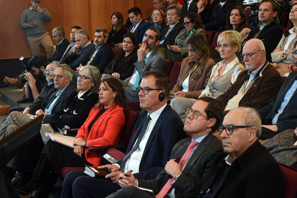 Autoridades, en la primera fila del público