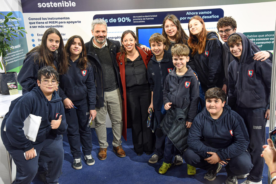 Recorrida de la ministra Fernanda Cardona Ministra Cardona y alumnos liceales