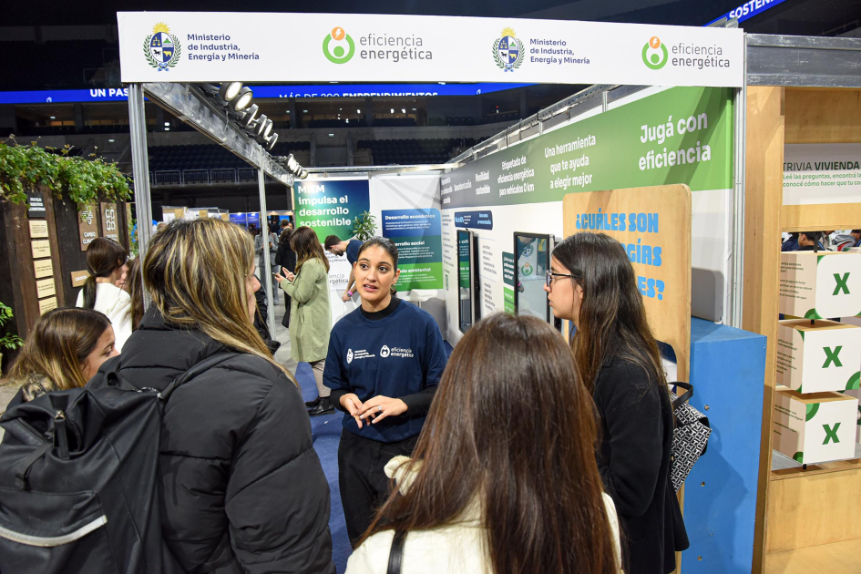 El stand del MIEM puede visitarse hasta el 8 de junio Personas en el stand del MIEM