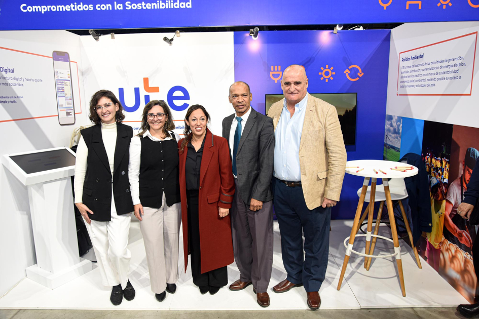 Stand de UTE Ministra Cardona y otras autoridades, frente al stand de UTE