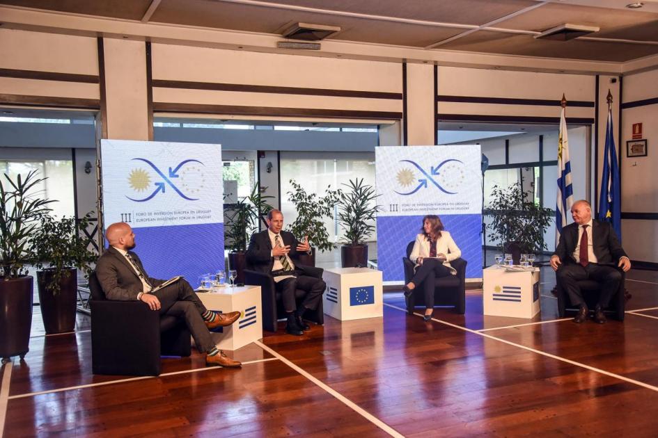 Subsecretario Walter Verri e integrantes del panel Digitalización del comercio y servicios del III Foro de Inversión Europea en Uruguay