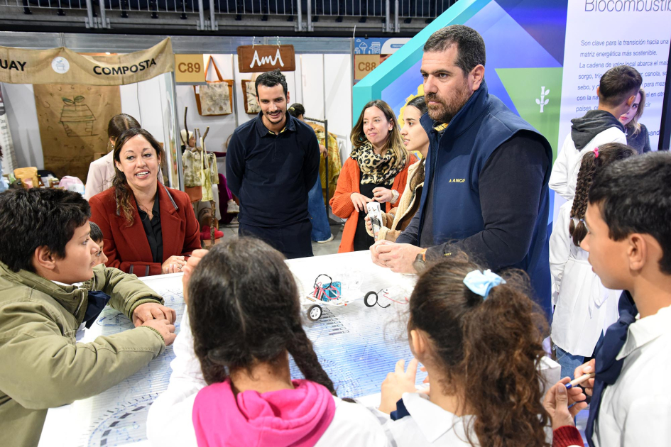 Recorrida de la ministra Cardona Ministra Cardona y niños