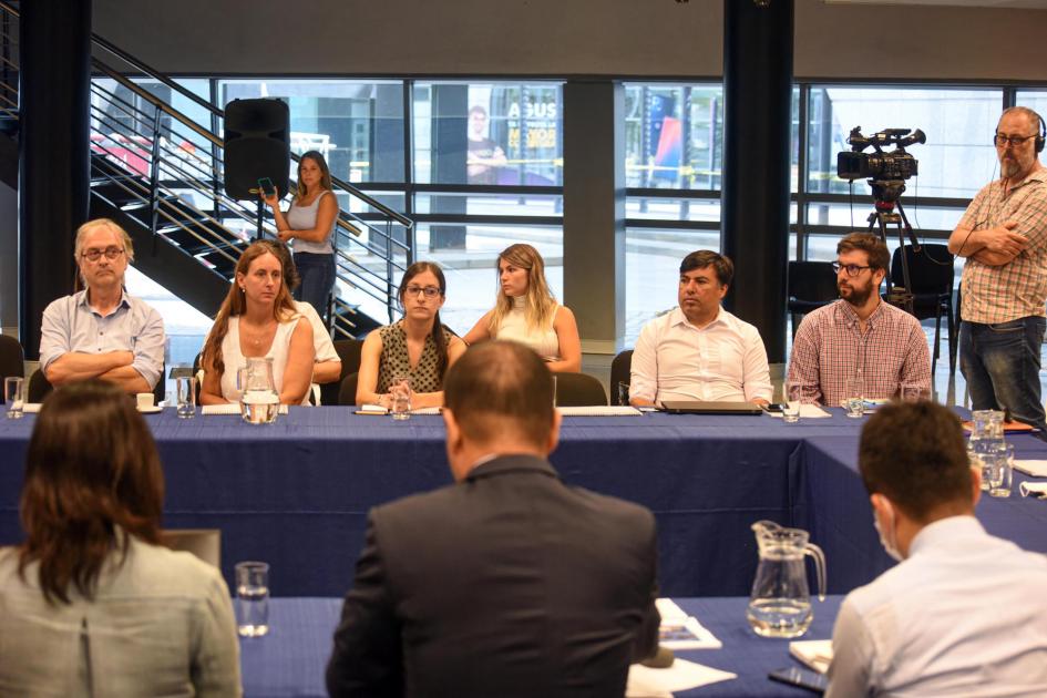 Ambas delegaciones escuchando a los expositores