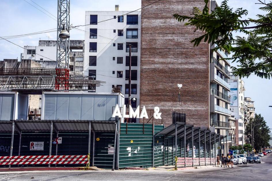 Construcción de uno de los edificios Alma en el Centro de Montevideo