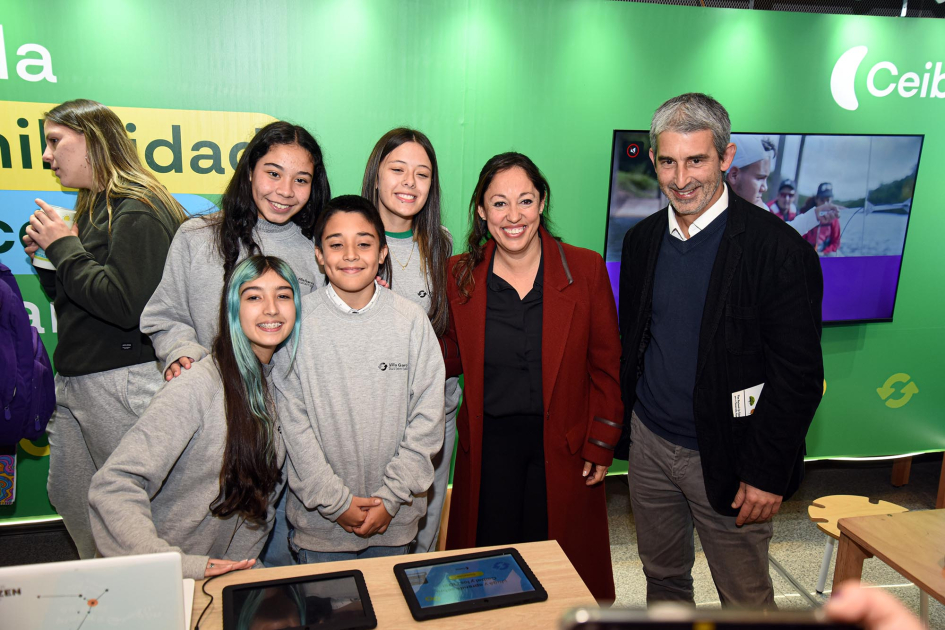 Stand de Ceibal Ministra con jóvenes y adultos en el stand de Ceibal