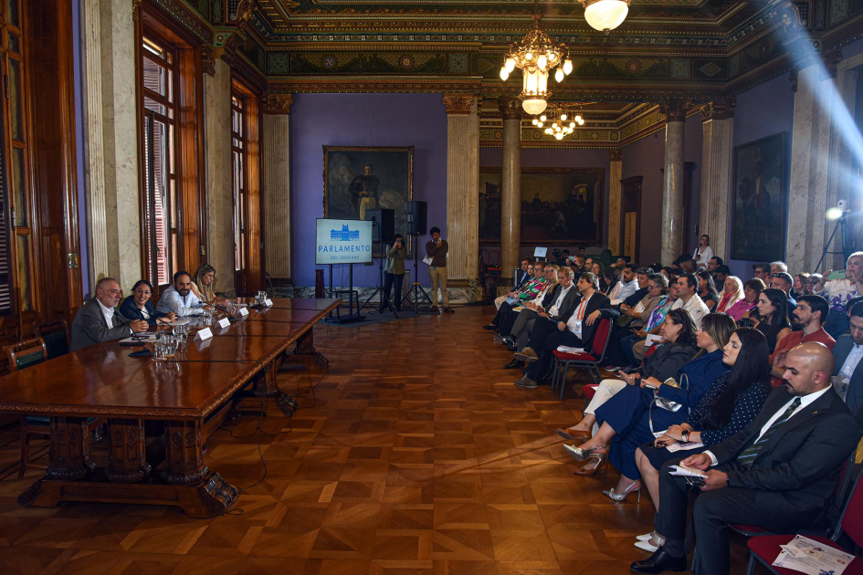 A la derecha, público, sentado; a la izquierda, mesa de autoridades (salón de Palacio Legislativo)