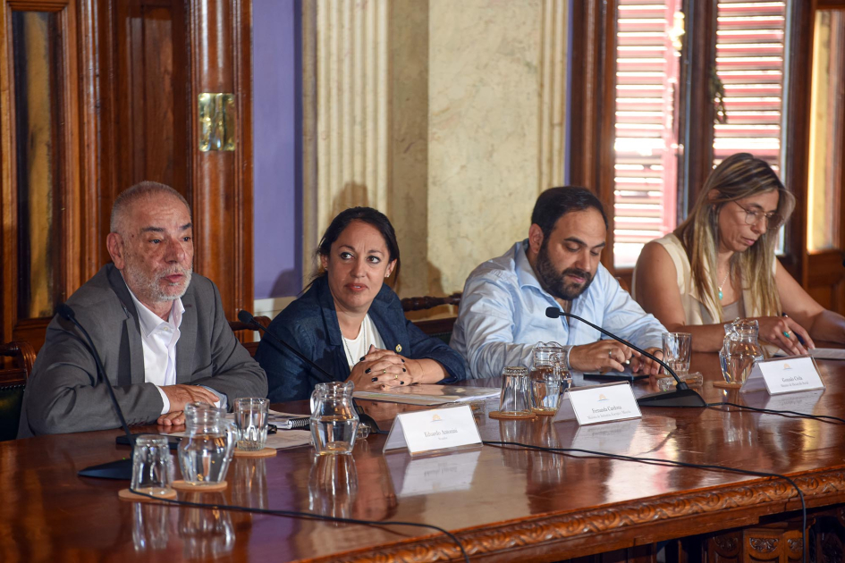 Antonini habla en mesa de autoridades