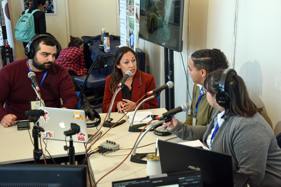 Cardona participó de un programa radial de estudiantes de UTU Ministra Cardona en un estudio de radio, con otras personas