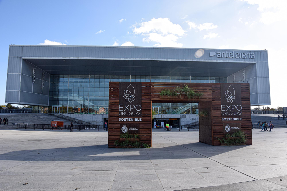 El MIEM participa de la Expo Uruguay Sostenible Arco de bienvenida del evento, frente a Antel Arena