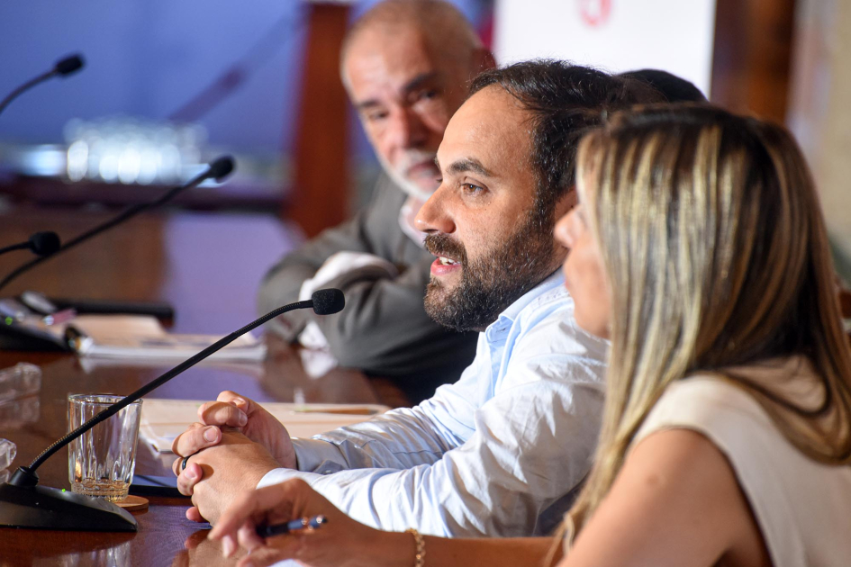 Civila habla, de perfil, en mesa de autoridades