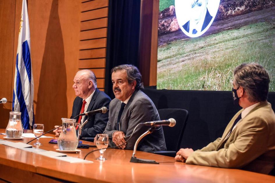 El subsecretario del MIEM, Walter Verri, y el ministro de Ganadería, Agricultura y Pesca, Carlos María Uriarte, en la mesa de apertura del evento de cierre de Biovalor