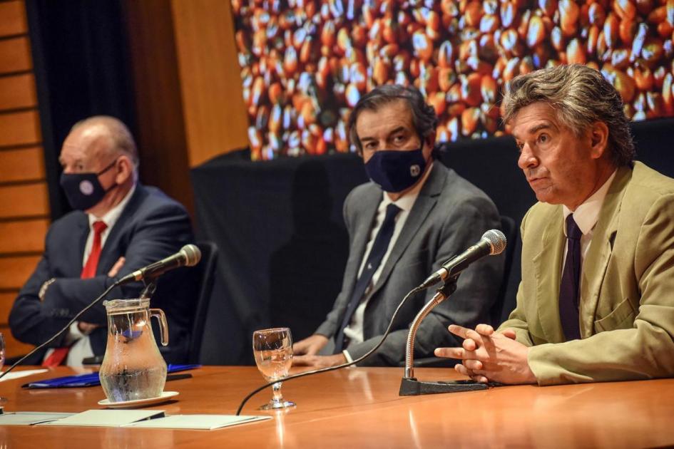 El subsecretario del MIEM, Walter Verri, y el ministro de Ganadería, Agricultura y Pesca, Carlos María Uriarte, en la mesa de apertura del evento de cierre de Biovalor