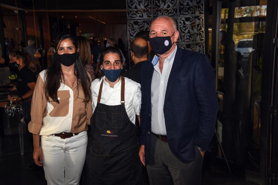 Walter Verri, Leticia Silva y la chef María Elena Marfetán en el lanzamiento de Cordero Esteño