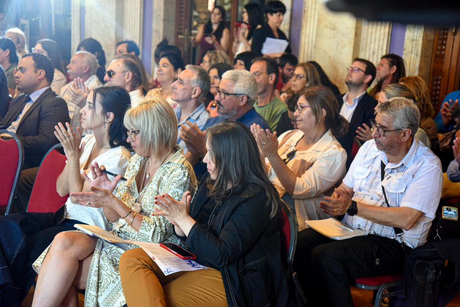 Público, sentado, aplaude