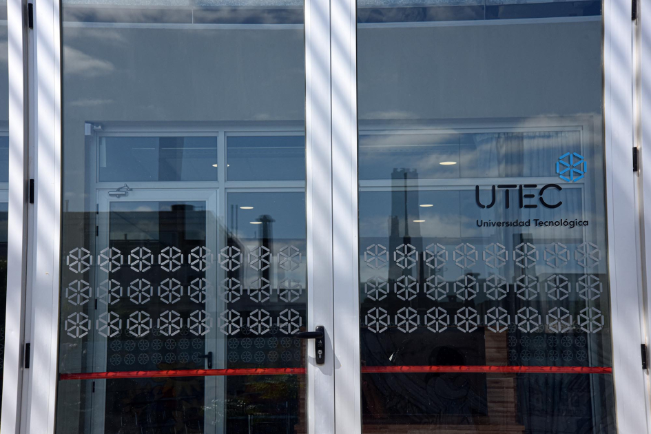 La sede está ubicada en el centro de Minas Puertas con el logo de UTEC