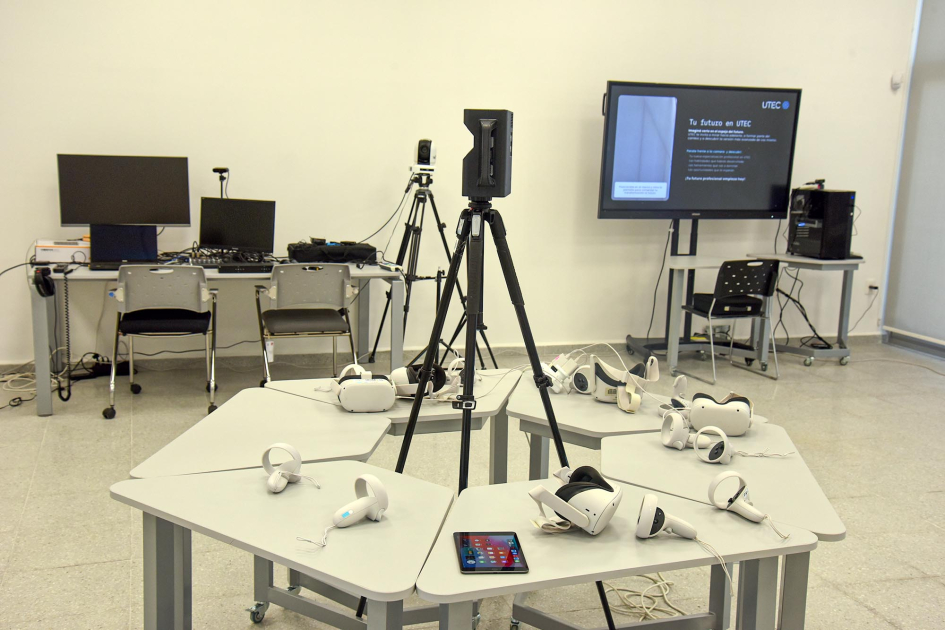 Instalaciones del nuevo edificio Salón con equipos (cámaras, pantallas, etc.)