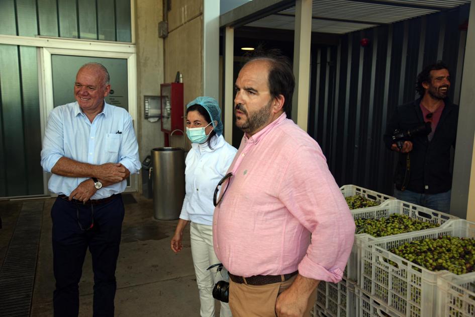 Subsecretario Walter Verri visitando las instalaciones de la empresa