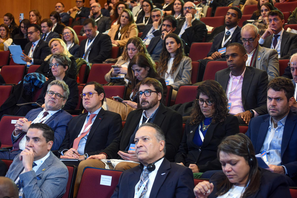 Entre las autoridades nacionales y regionales que participaron estuvo el director Adrián Míguez Público, sentado