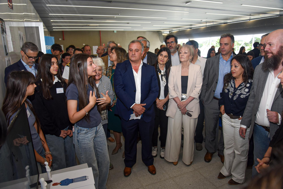 Recorrida por la sede Cardona y otras autoridades, en recorrida