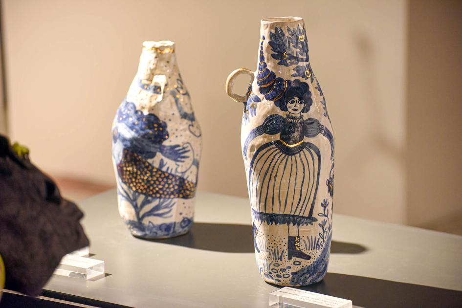 Artesanía premiada Jarrones blancos y azules con figuras femeninas