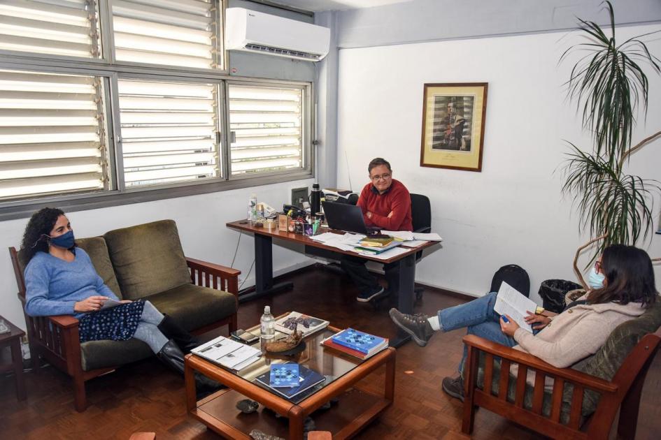 Director nacional de Minería y Geología, Marcelo Pugliesi, y geólogas, en la sede de MIEM-Dinamige