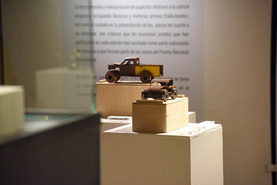 Artesanía premiada Dos autos que parecen viejos