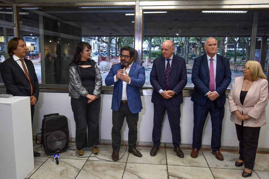 Autoridades participantes del evento Autoridades hablan contra una pared; son seis (cuatro hombres y dos mujeres)