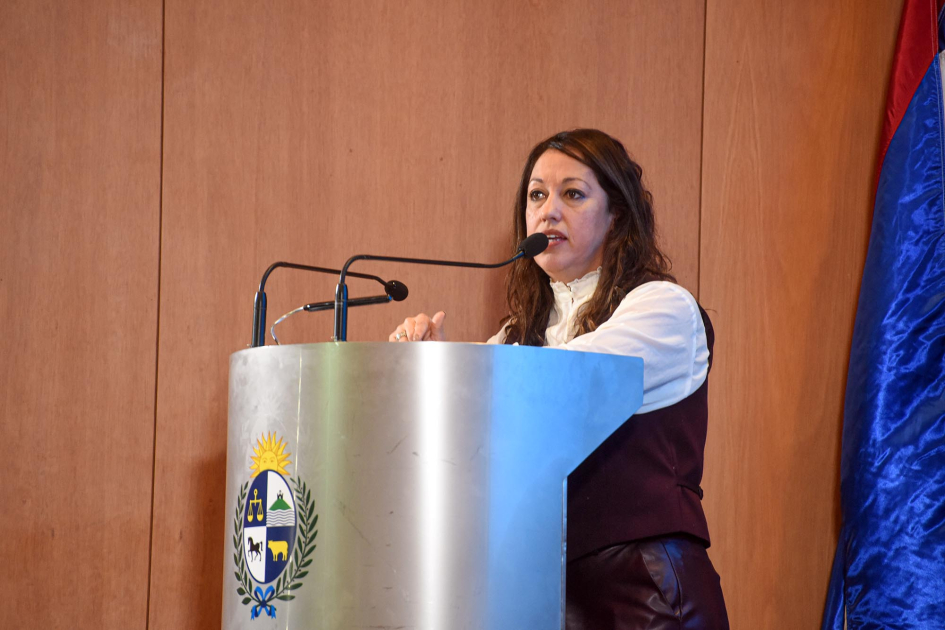 Ministra Fernanda Cardona Cardona habla desde un atril