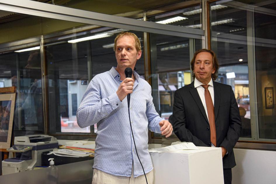 Encargado del Área Desarrollo Artesanal de MIEM-Dinapyme, Mauro Escudero Dos hombres; uno habla con un micrófono