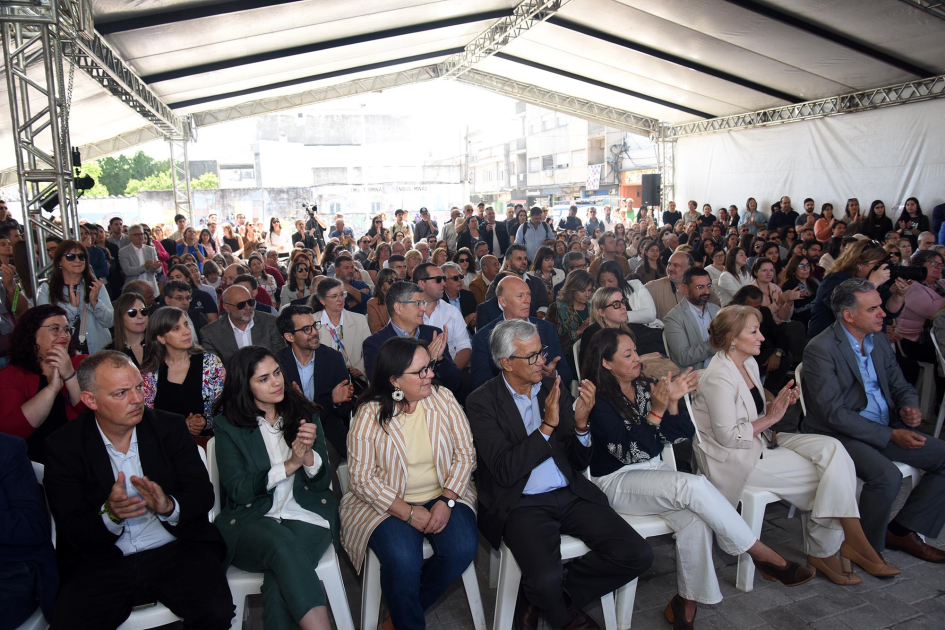 Inauguración oficial Público aplaude, sentado en una carpa