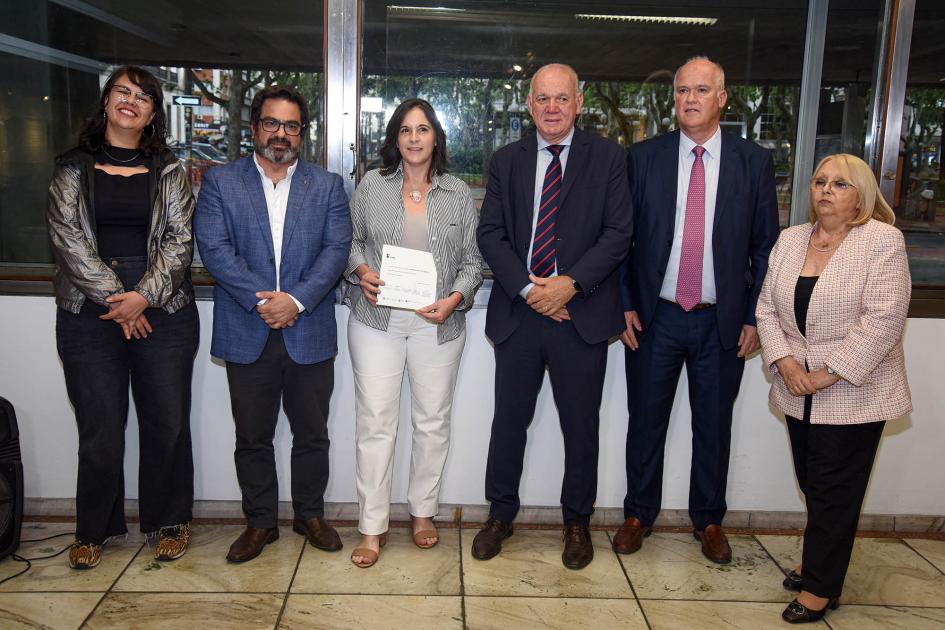 Artesana Camila Barreto Autoridades con una mujer que sostiene una mención