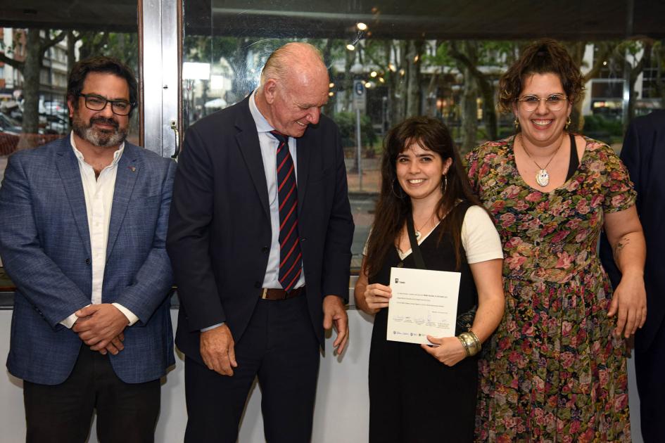 Artesanas María Eugenia Larruina y Daniela Beracochea Autoridades con una mujer que sostiene una mención