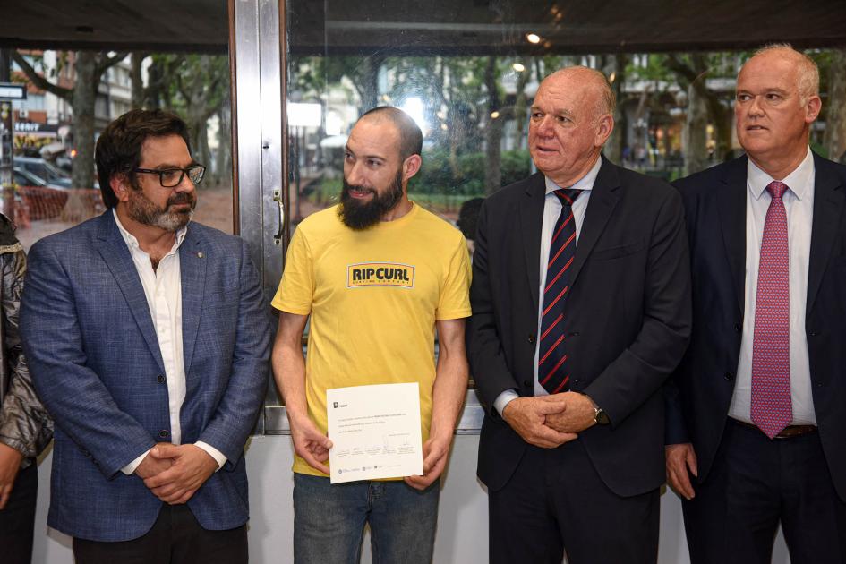 Artesano Pablo Zelmar Pérez Díaz Autoridades con un hombre que sostiene una mención