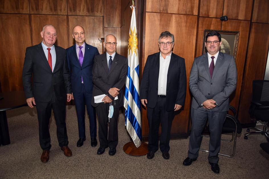 Autoridades durante el evento Autoridades; en el medio la bandera uruguaya