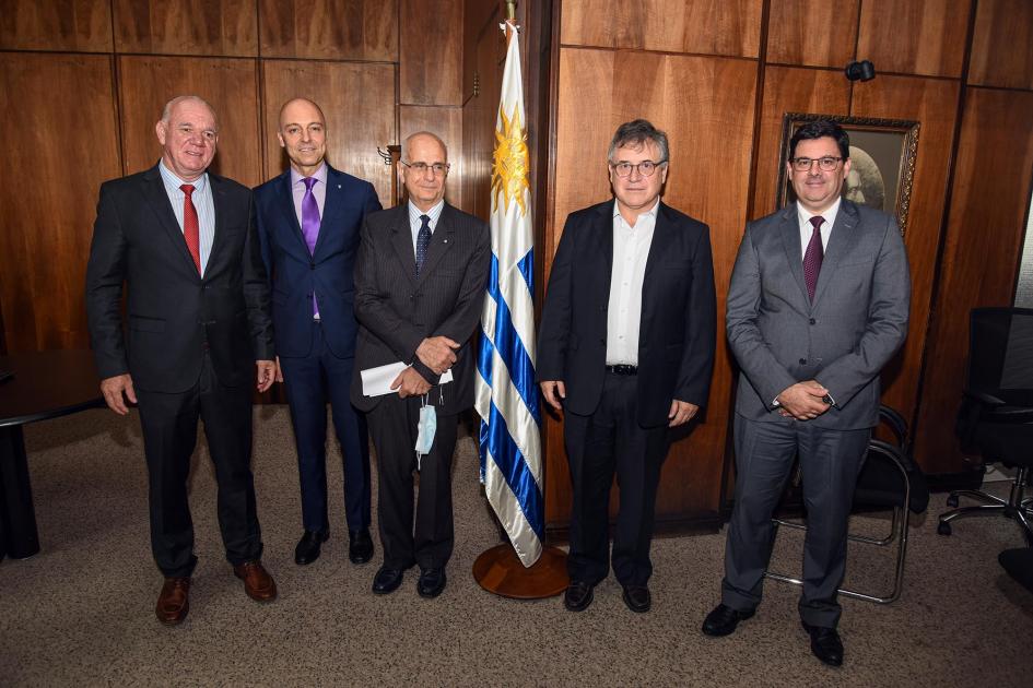 Autoridades; en el medio la bandera uruguaya