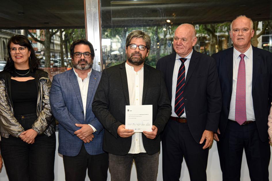 Artesano Javier Wijnants Autoridades con un hombre que sostiene un papel