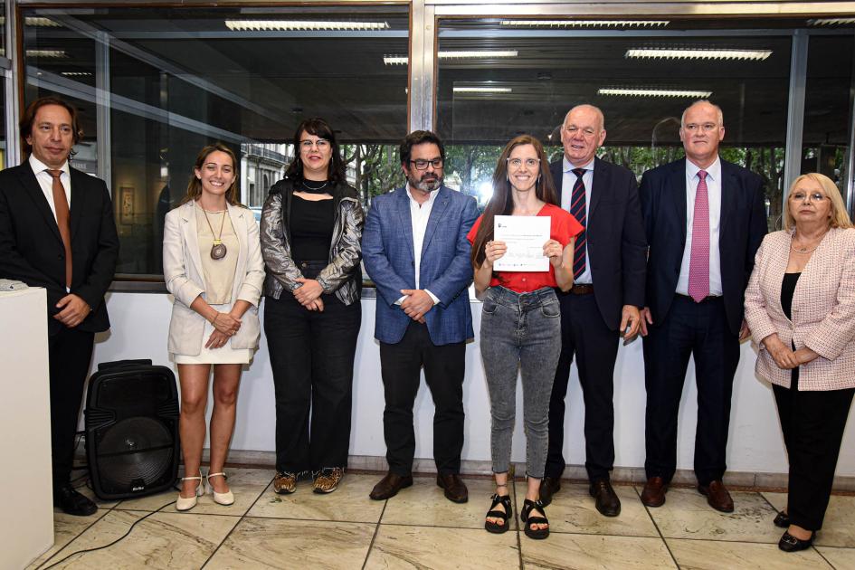Artesana Mariana Schwedt Autoridades con una mujer que sostiene una mención