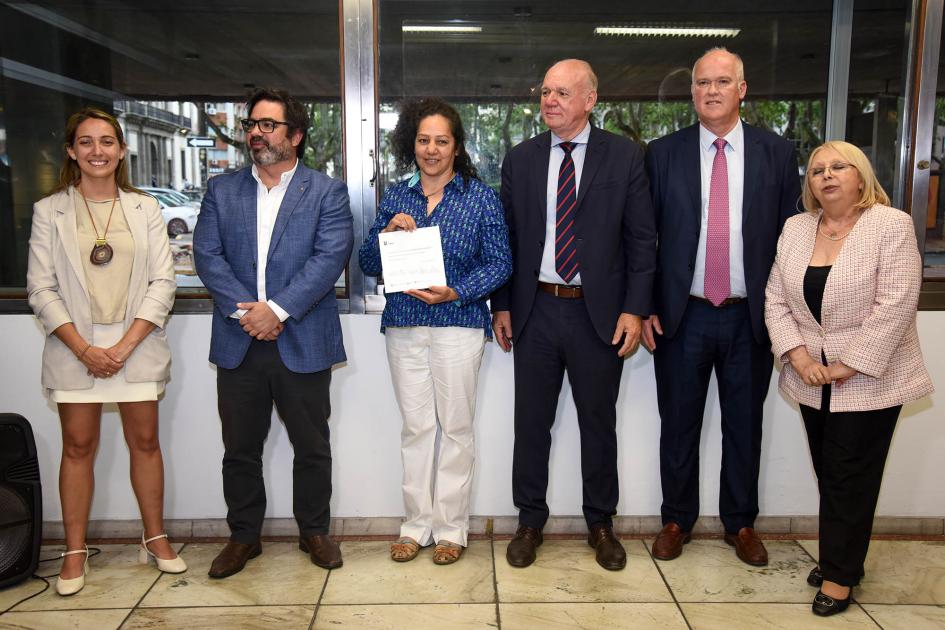 Artesana Verónica Fagian Autoridades con una mujer que sostiene una mención