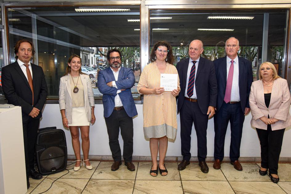 Artesana Ximena Bentancor Autoridades con una mujer que sostiene una mención